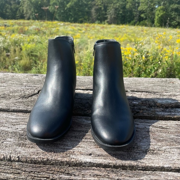 NWT Nine West black zipper ankle flat faux leather booties - Picture 5 of 10